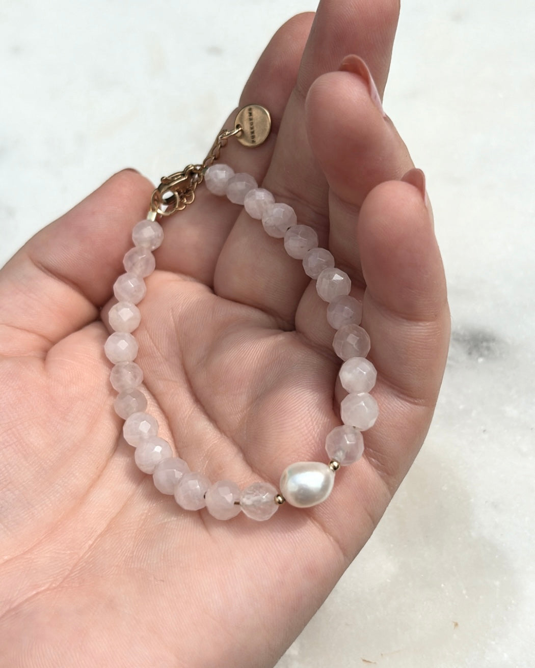 WHITE PEARL x ROSENQUARZ • ARMBAND