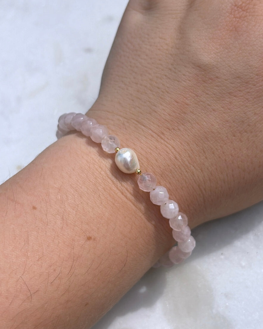 WHITE PEARL x ROSENQUARZ • ARMBAND